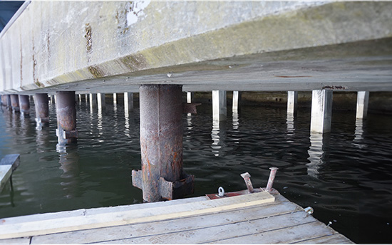 Underwater pinning, pillars in water